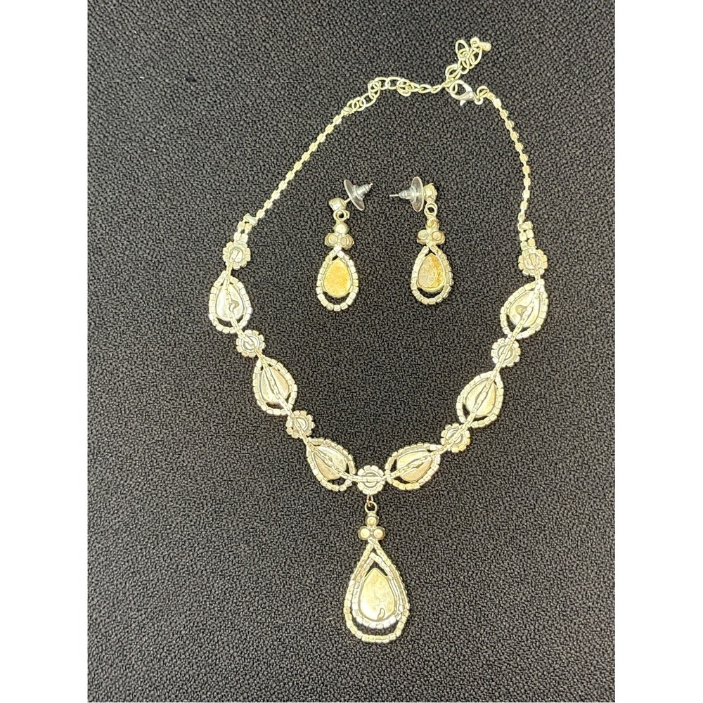 Elegant Black Teardrop Crystal Necklace and Earrings Set - Picture 7 of 13